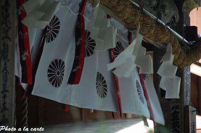 遠州森町蓮華寺・風に揺れるお堂の注連縄飾り